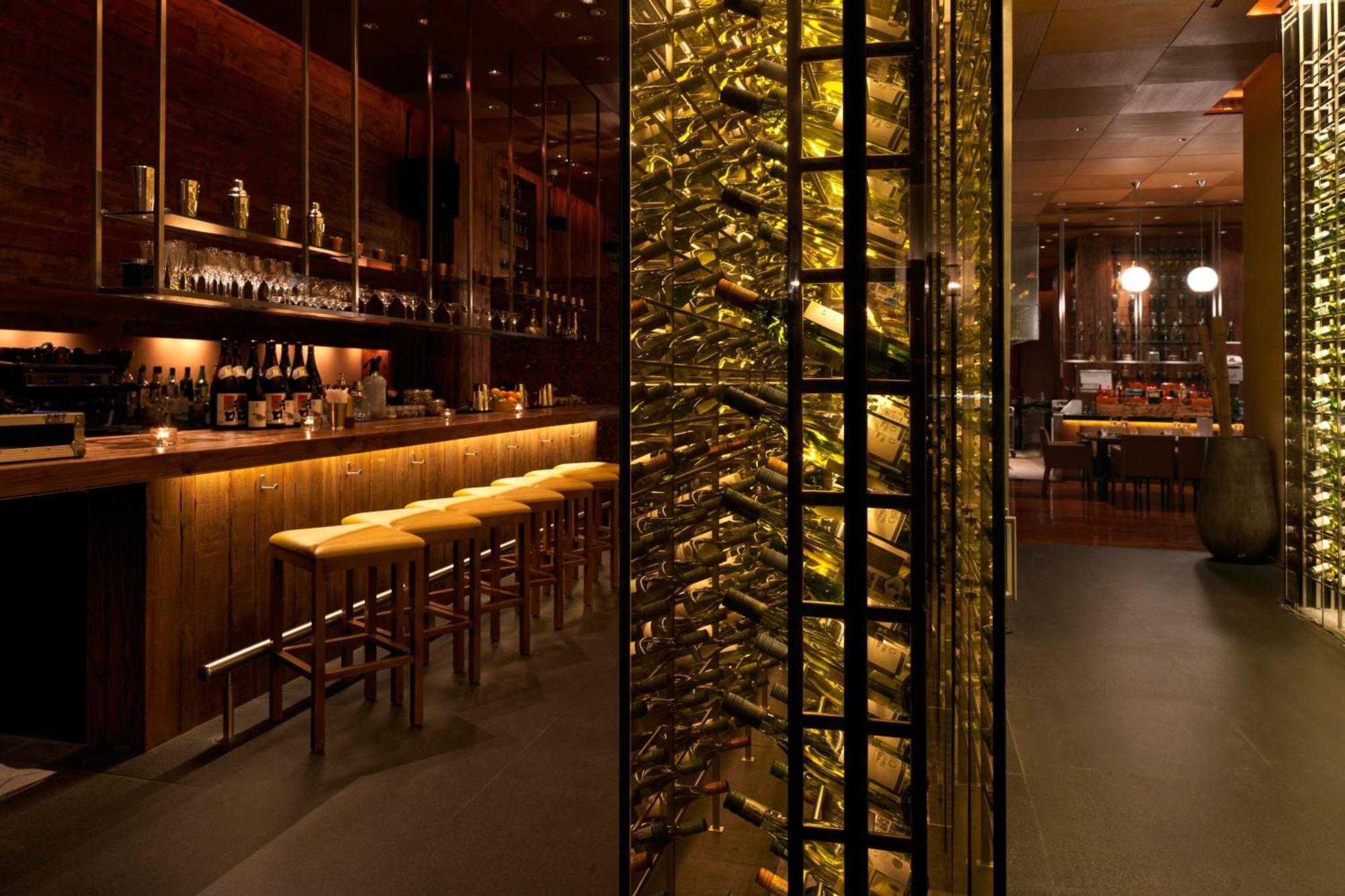 The Ritz-Carlton Abu Dhabi, Grand Canal Esterno foto The wine bar at the restaurant