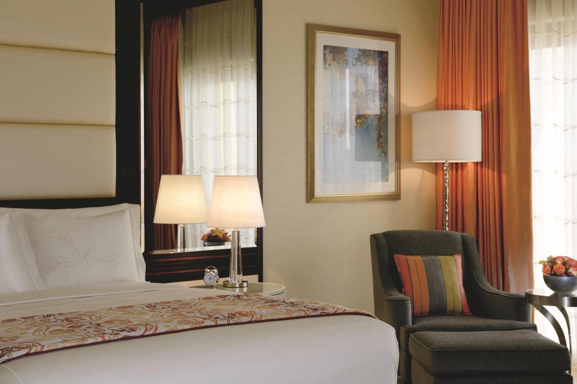 The Ritz-Carlton Abu Dhabi, Grand Canal Esterno foto A guest room at the Ritz-Carlton, Dubai