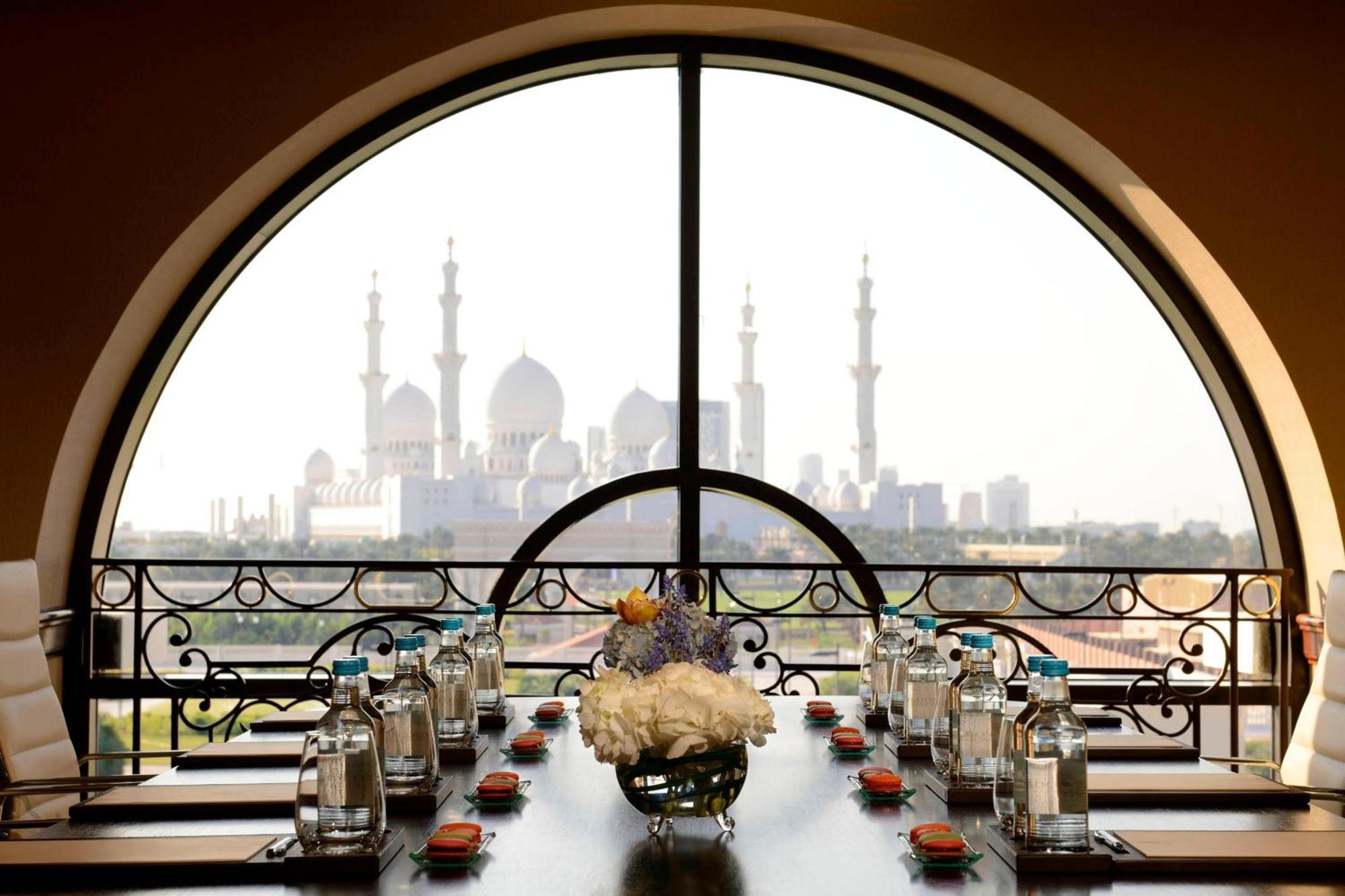 The Ritz-Carlton Abu Dhabi, Grand Canal Esterno foto The Jumeirah Mosque