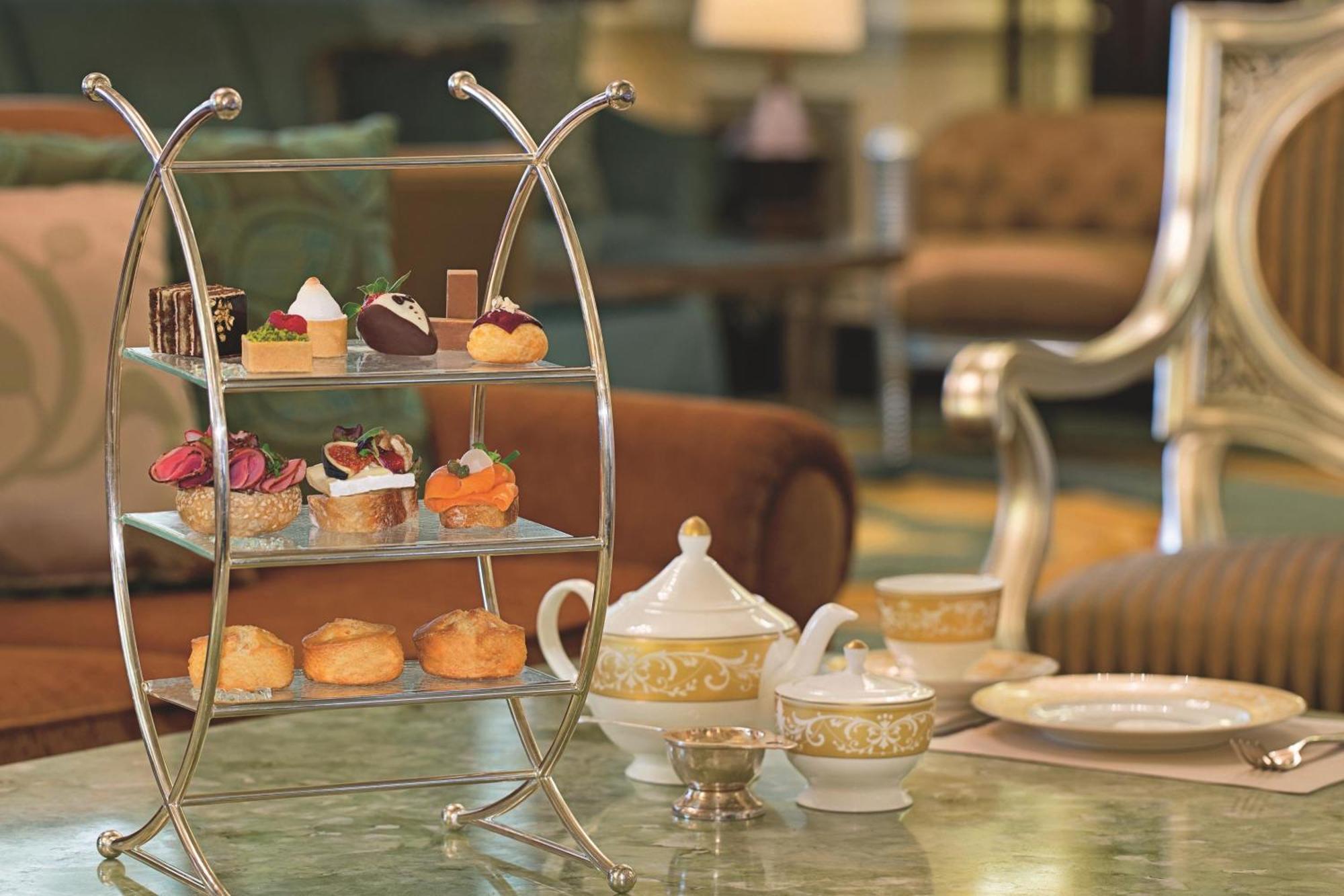 The Ritz-Carlton Abu Dhabi, Grand Canal Esterno foto Afternoon tea at the Emirates Palace Hotel, Abu Dhabi, United Arab Emirates
