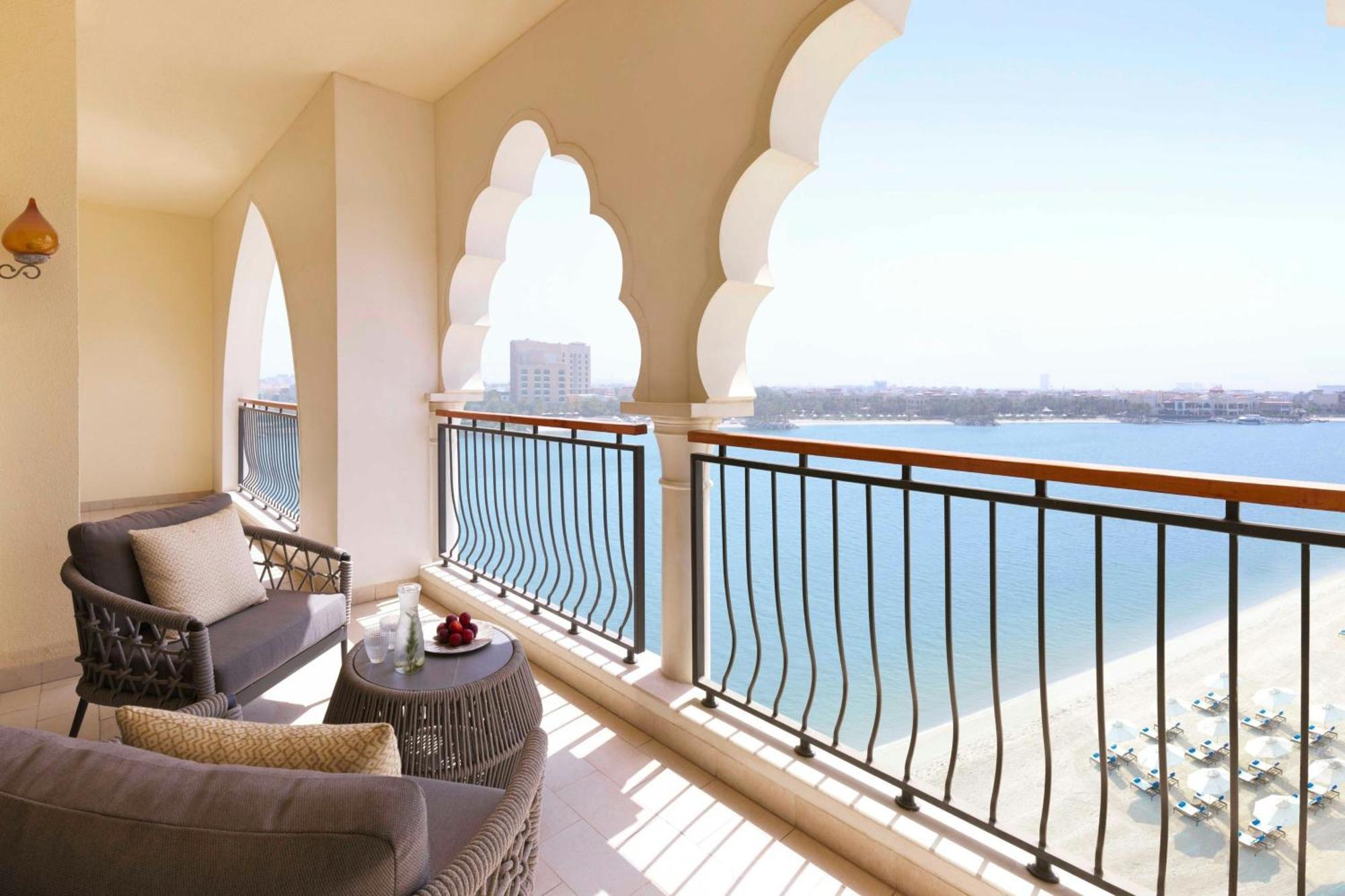 The Ritz-Carlton Abu Dhabi, Grand Canal Esterno foto A balcony at Jumeirah Atlantis