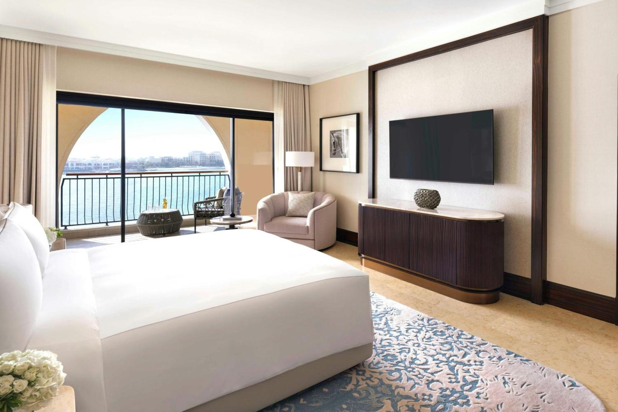 The Ritz-Carlton Abu Dhabi, Grand Canal Esterno foto A guest room at the hotel