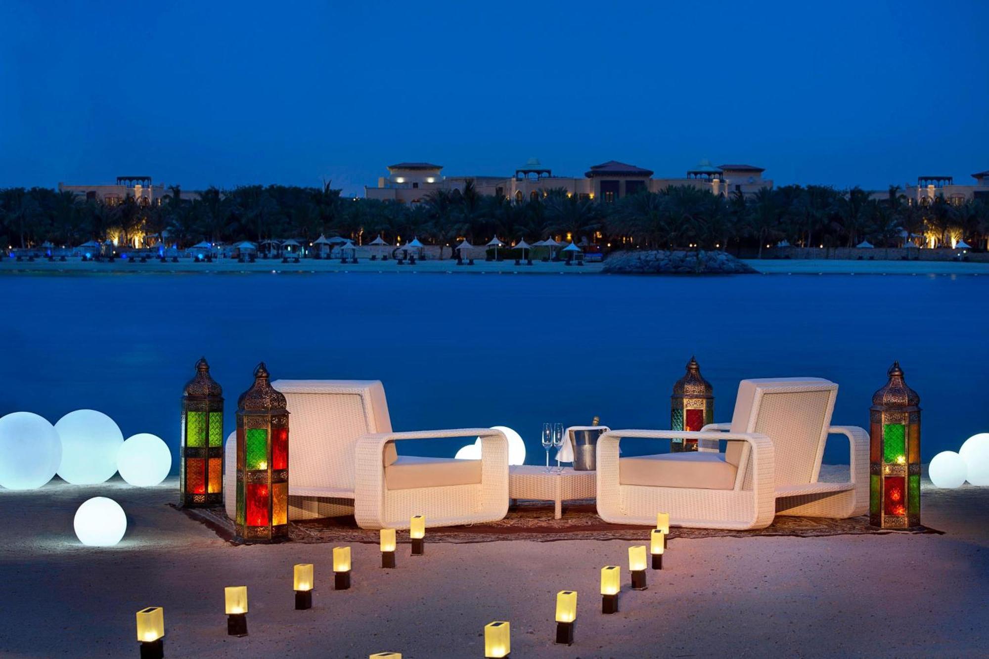The Ritz-Carlton Abu Dhabi, Grand Canal Esterno foto Beach at the Jumeirah Beach Hotel