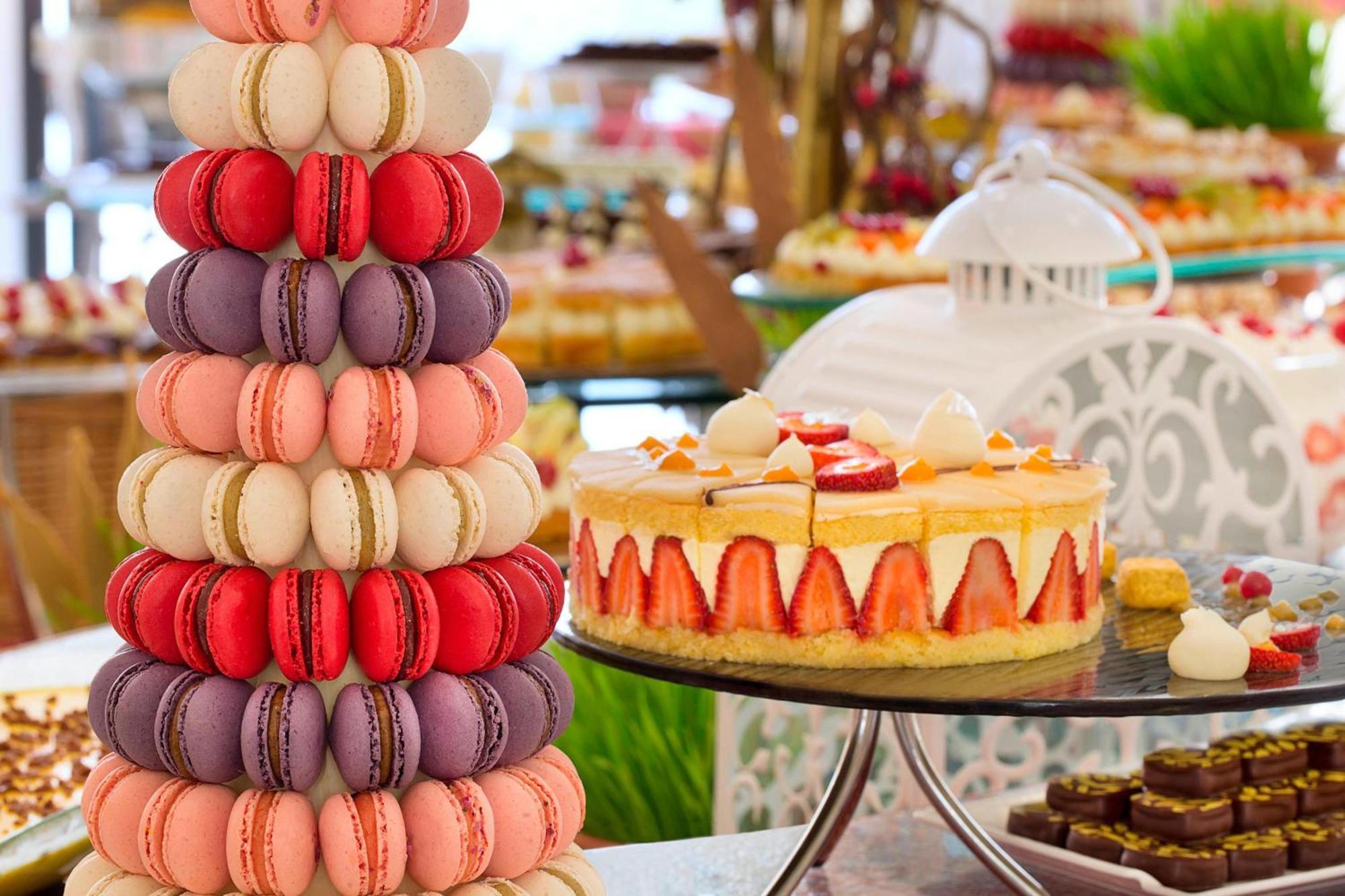 The Ritz-Carlton Abu Dhabi, Grand Canal Esterno foto A tower of macarons
