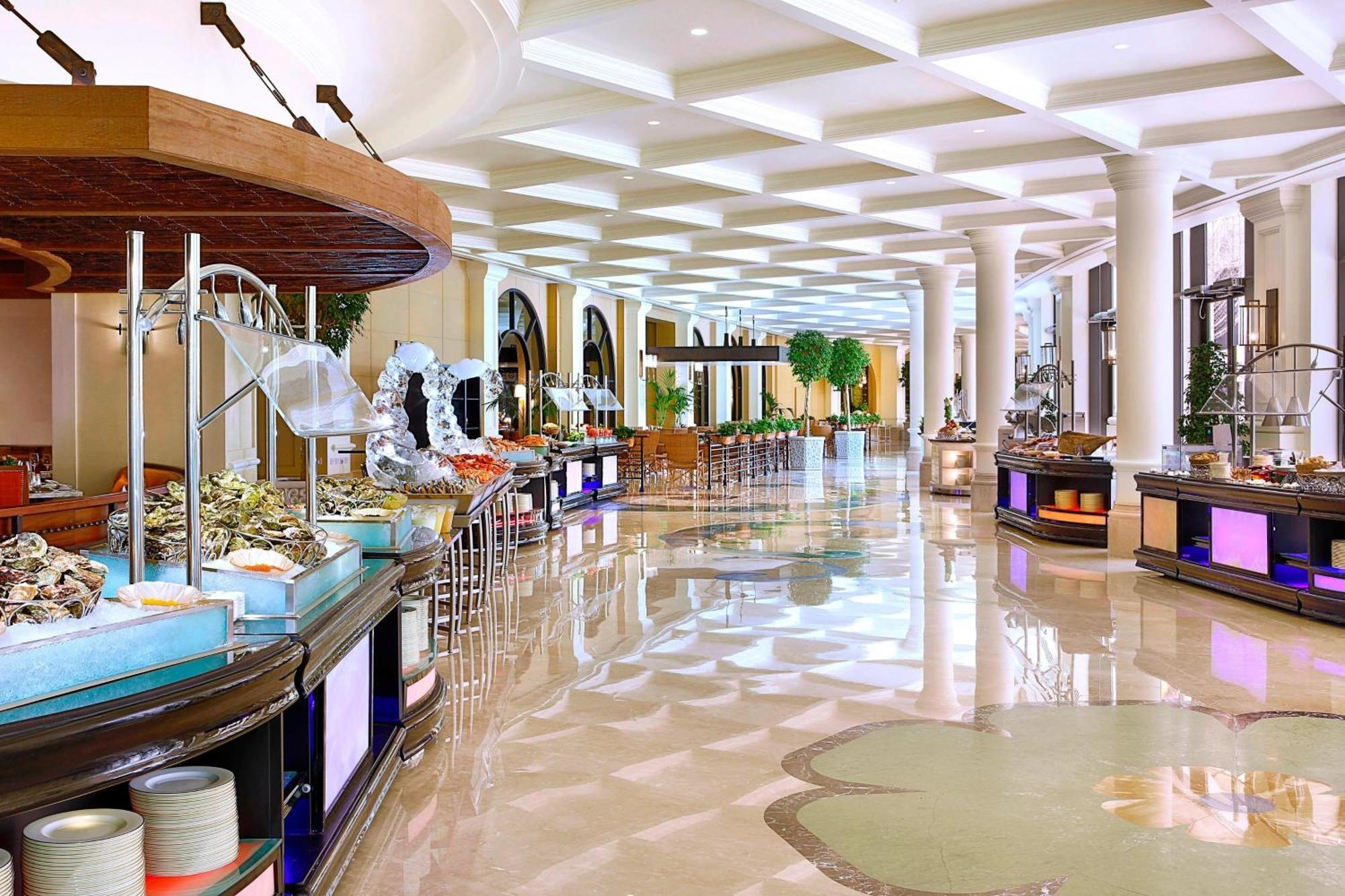 The Ritz-Carlton Abu Dhabi, Grand Canal Esterno foto The buffet at the hotel