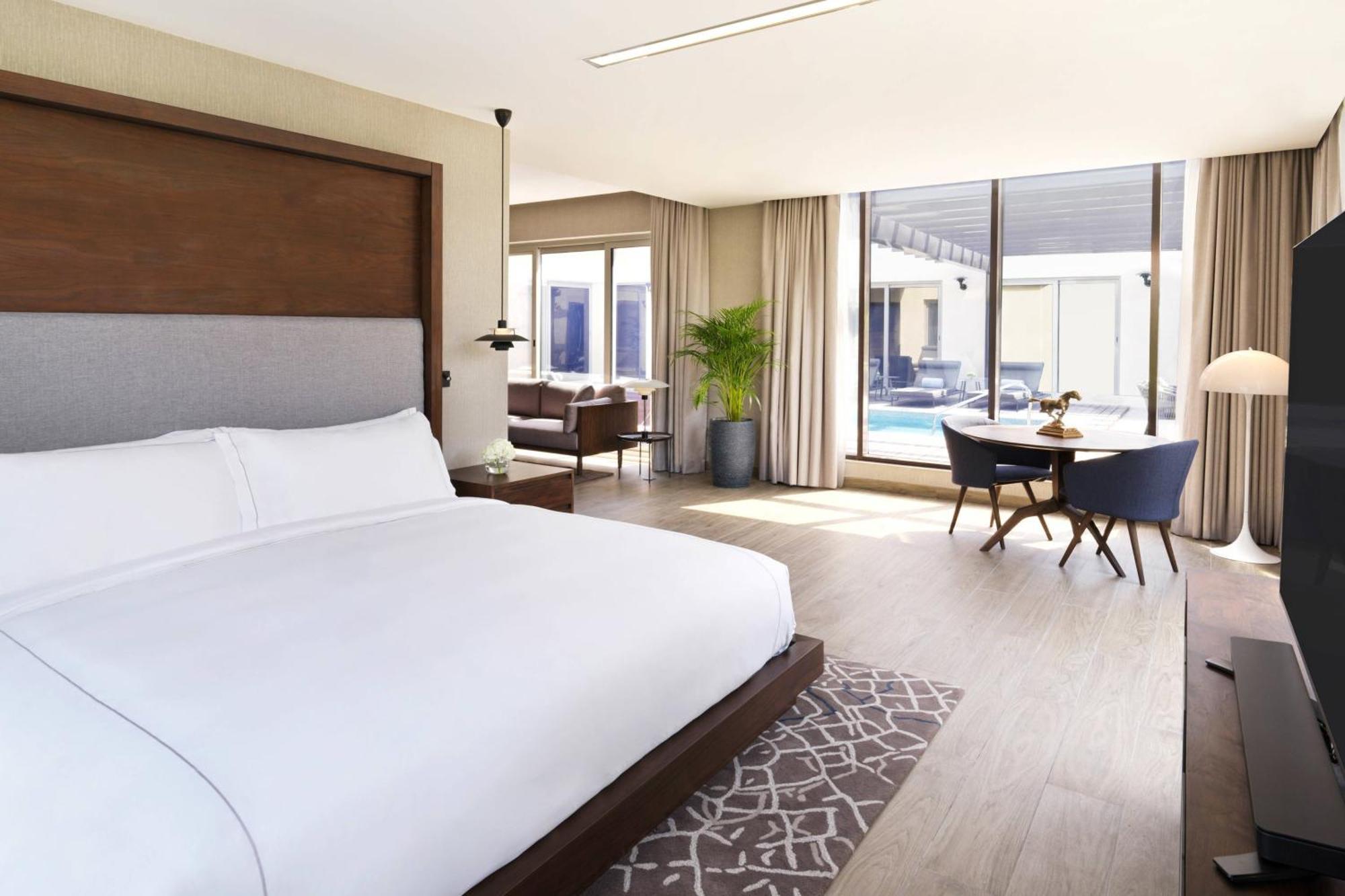The Ritz-Carlton Abu Dhabi, Grand Canal Esterno foto A room at the hotel