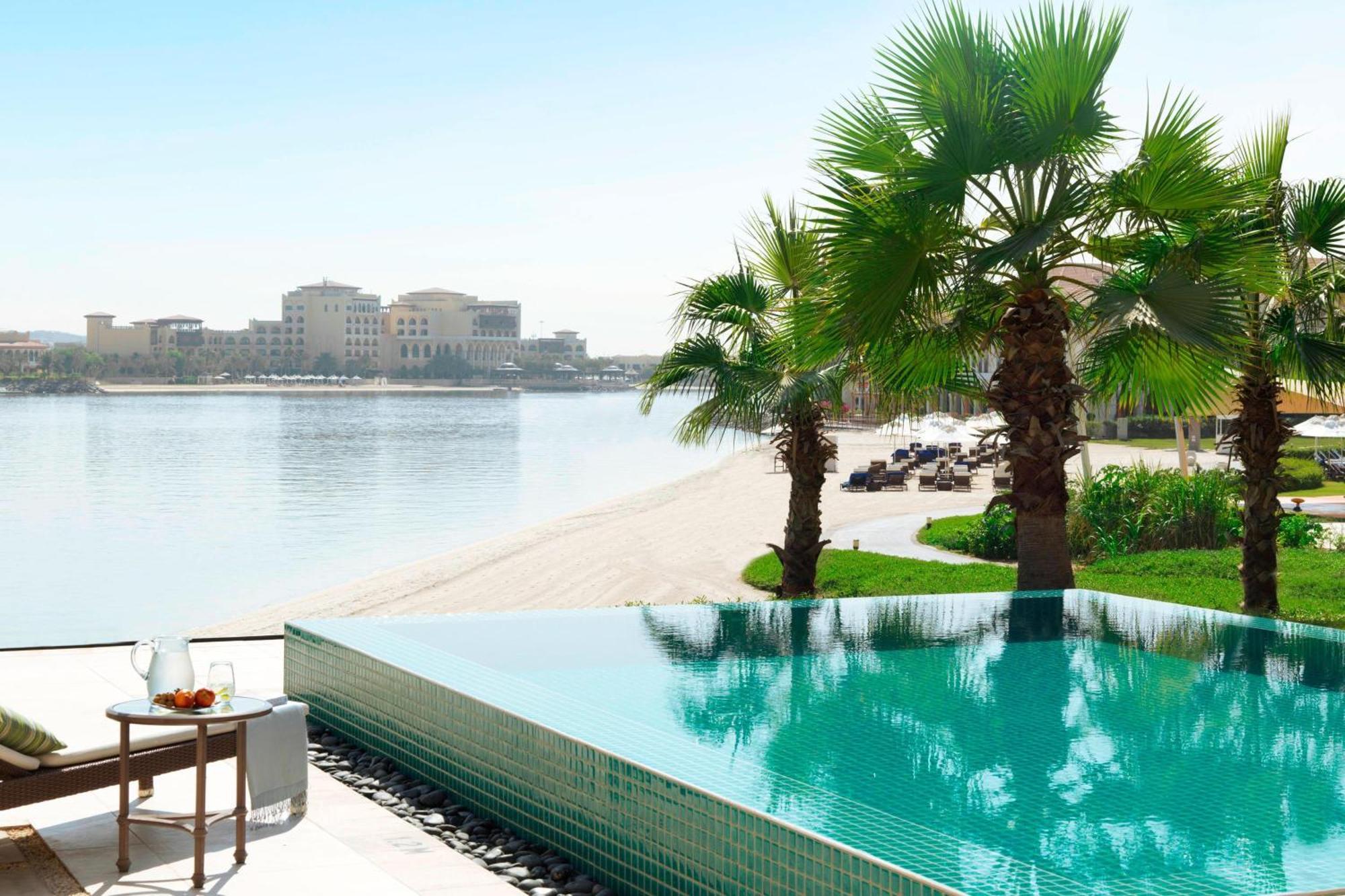 The Ritz-Carlton Abu Dhabi, Grand Canal Esterno foto View of the pool at the Jumeirah Beach Hotel