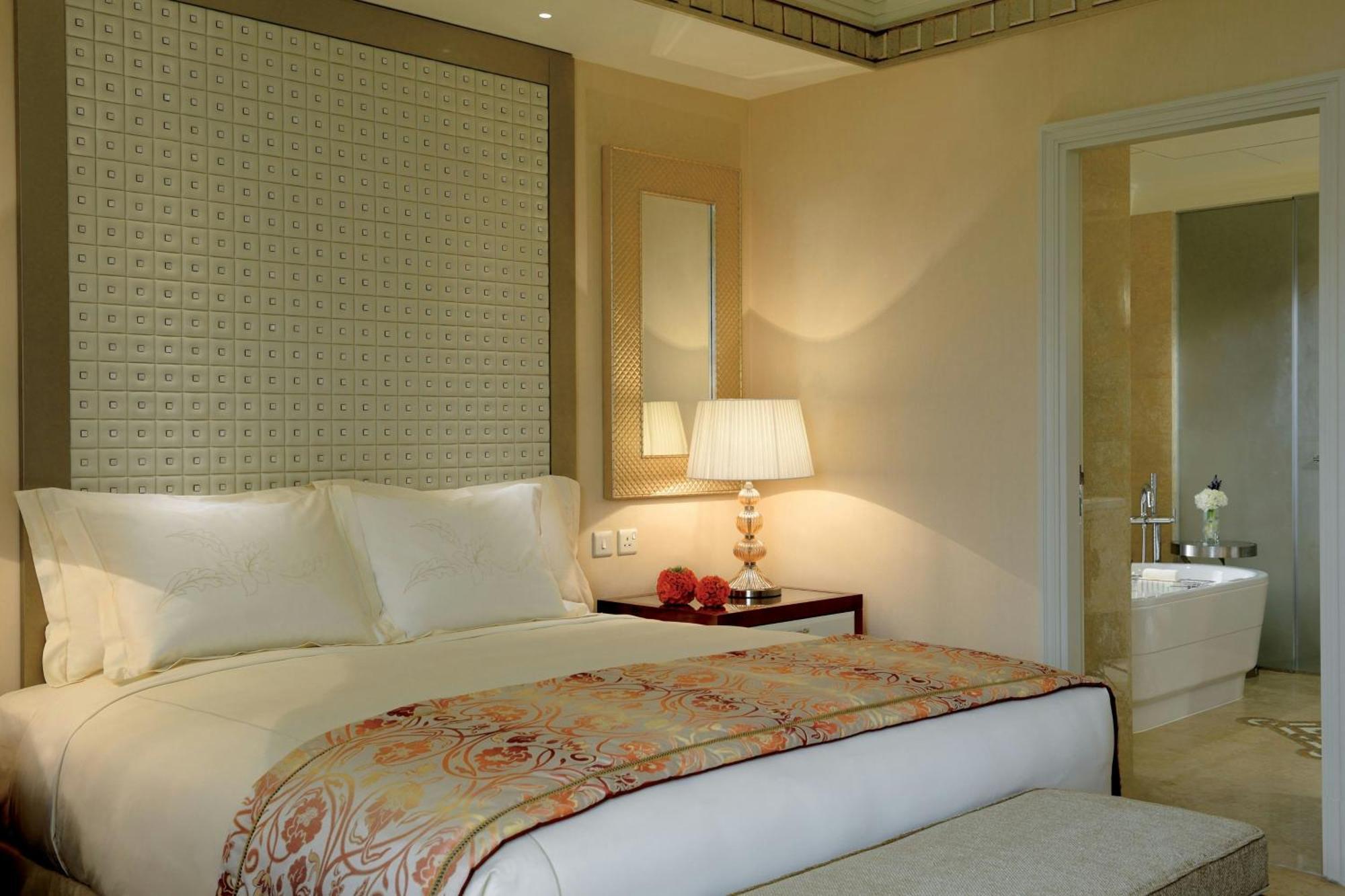 The Ritz-Carlton Abu Dhabi, Grand Canal Esterno foto A bedroom at the hotel