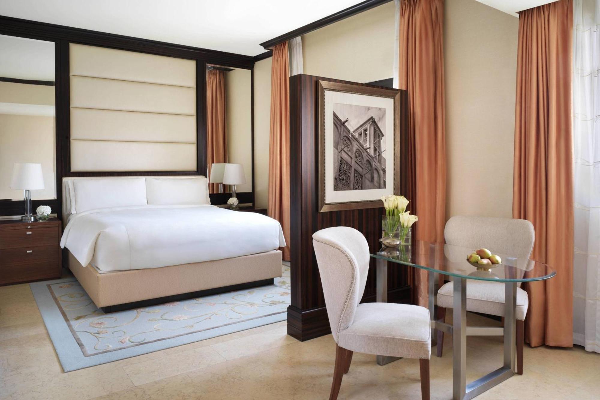 The Ritz-Carlton Abu Dhabi, Grand Canal Esterno foto A bedroom at the Four Seasons Hotel