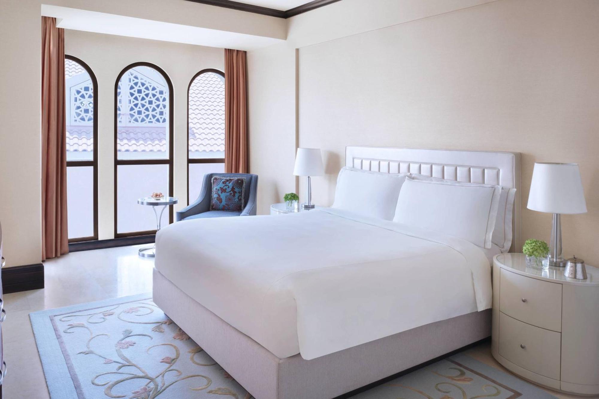 The Ritz-Carlton Abu Dhabi, Grand Canal Esterno foto A bedroom at the Ritz-Carlton, The Palm, Dubai