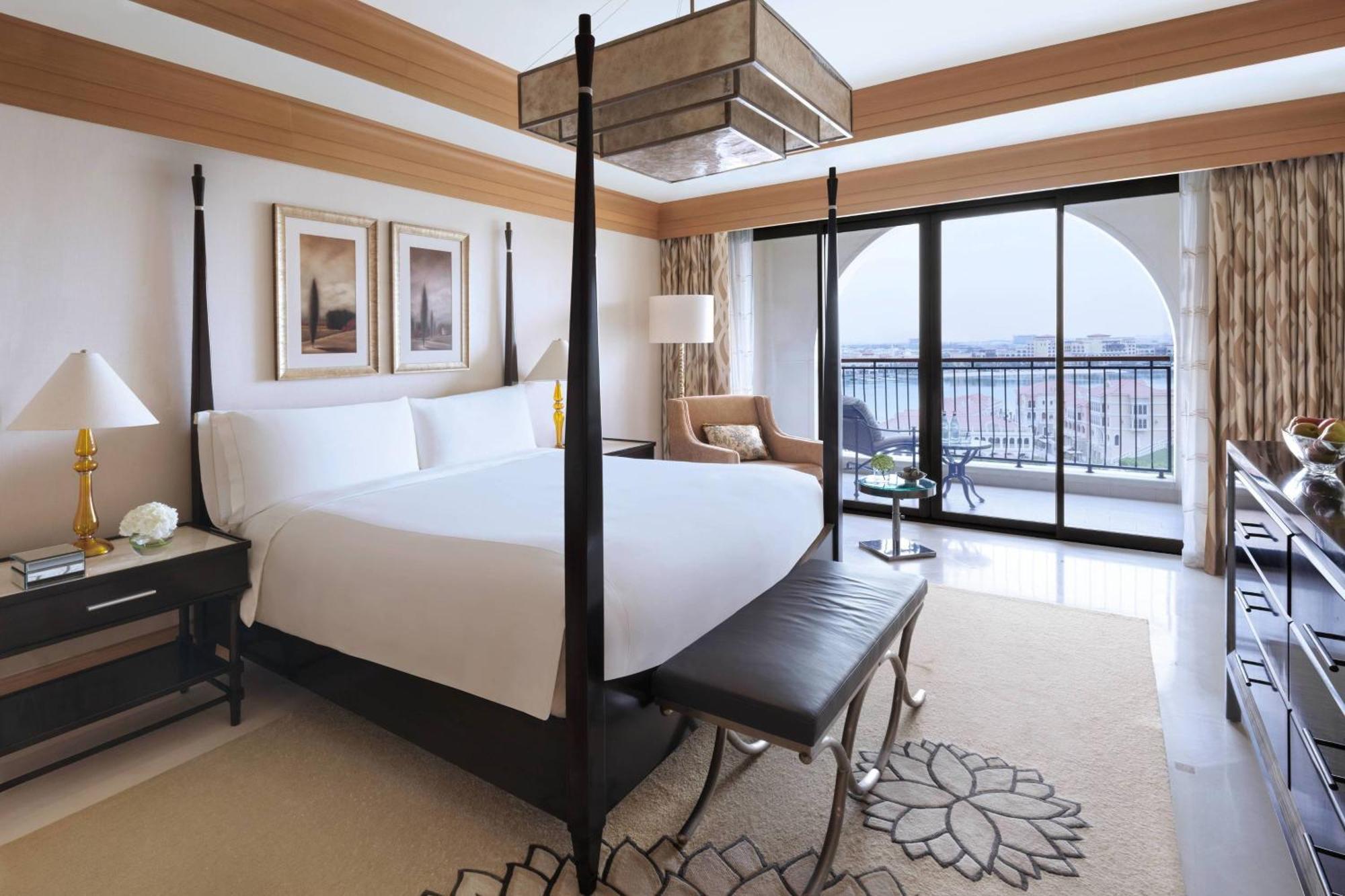 The Ritz-Carlton Abu Dhabi, Grand Canal Esterno foto A bedroom at the Four Seasons Hotel