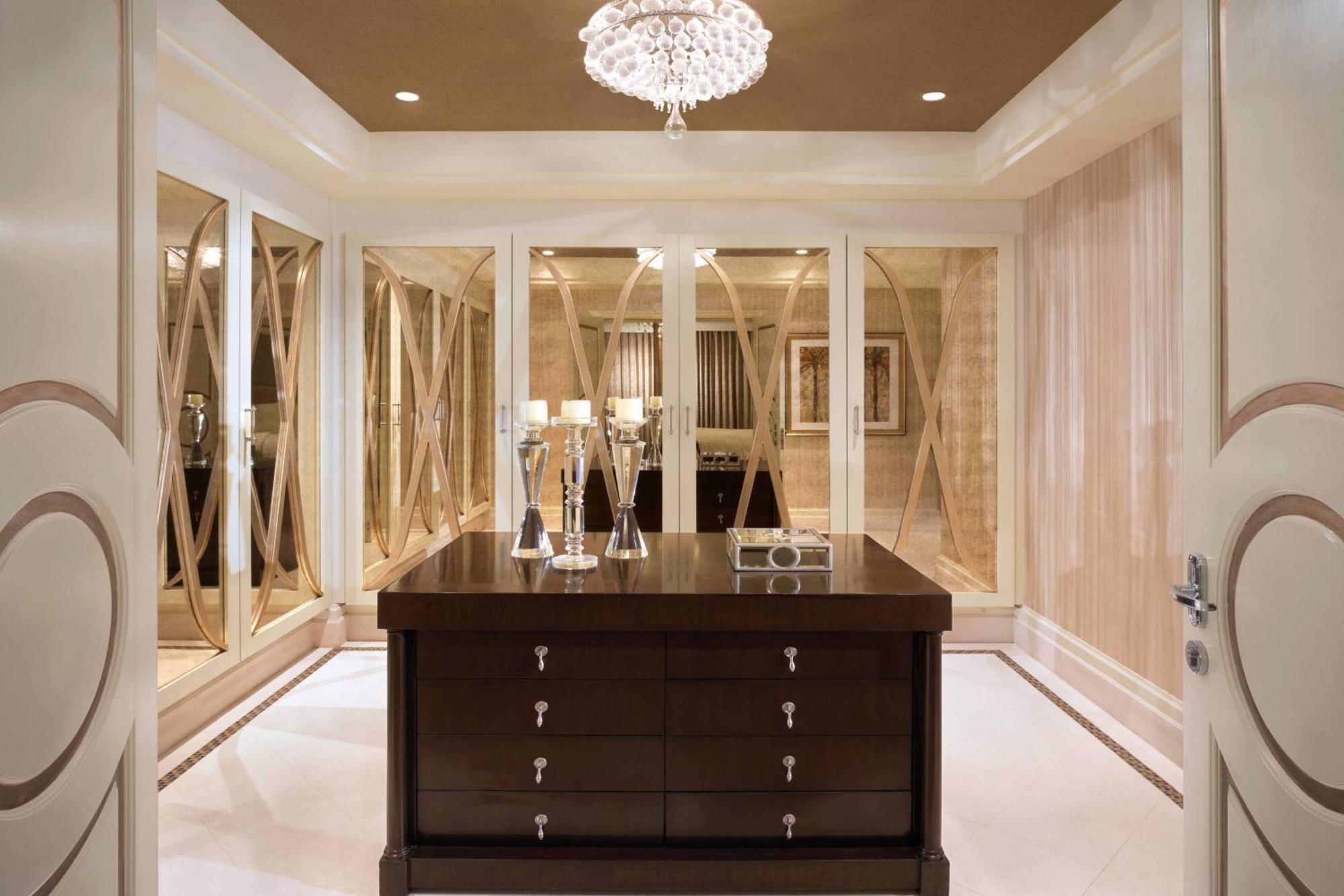 The Ritz-Carlton Abu Dhabi, Grand Canal Esterno foto A walk-in closet