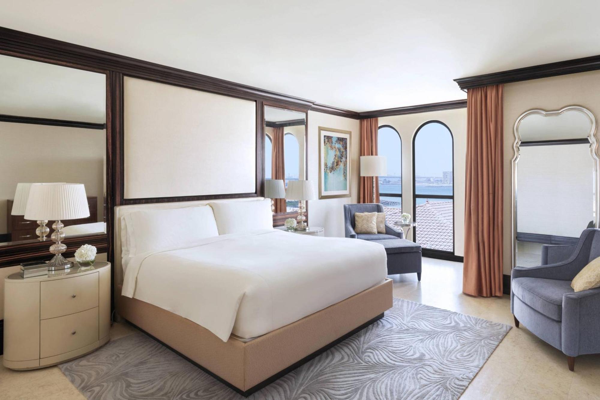 The Ritz-Carlton Abu Dhabi, Grand Canal Esterno foto A guest room at the Jumeirah Beach Hotel