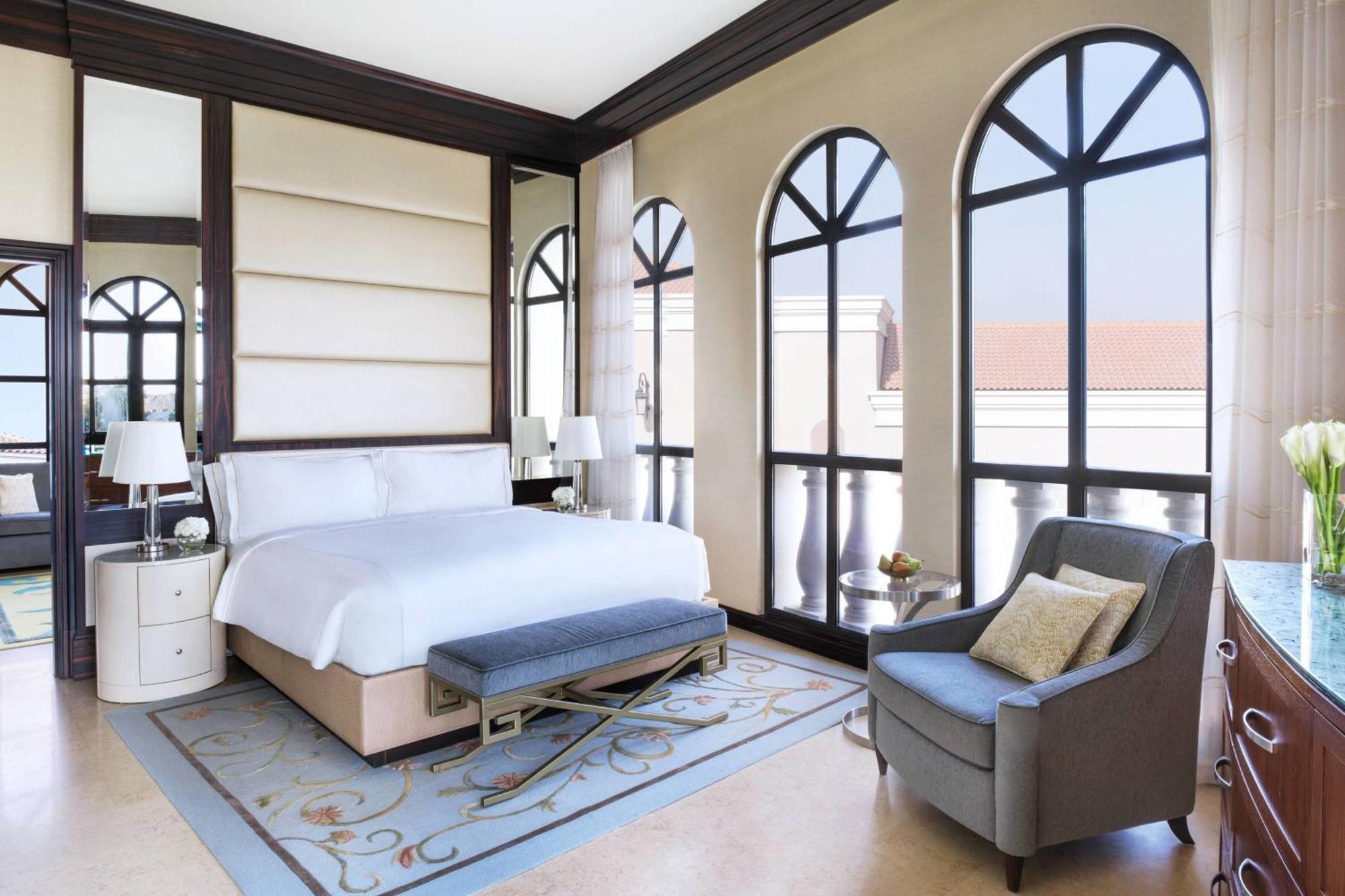 The Ritz-Carlton Abu Dhabi, Grand Canal Esterno foto A bedroom at the Jumeirah Emirates Towers Hotel